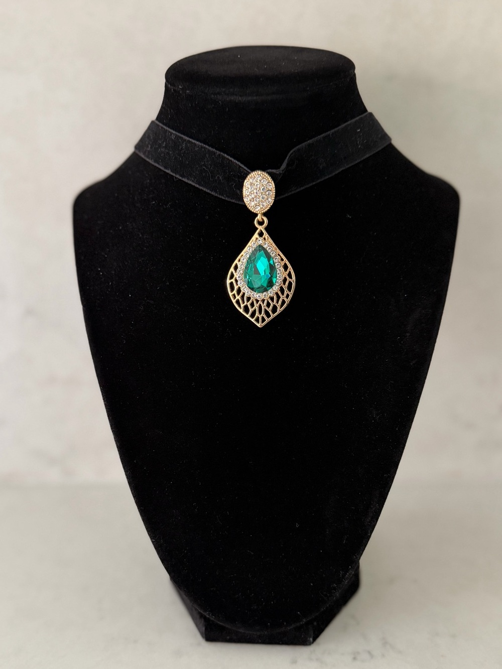 Vintage Emerald Pendant Choker Necklace - Gold Accent